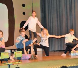 Schon die Kleinen präsentieren sich als perfekte Artisten auf der Bühne