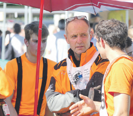 Mit Schnelligkeit und Präzision zum Sieg: Nati Swiss-Mitglied Daniel Gautschi aus Oberkulm (Mitte) gewann den Aargauer Holzerwettkampf 2016. (Bild: moha)