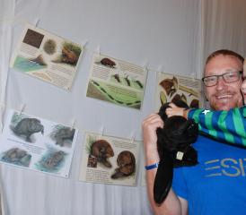 Klein Robin erforscht auf den Armen seines Onkels Marcel Hauri das Leben der Biber