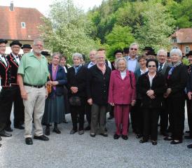 Sie wurden zu Freunden des Lebens: Der Konfirmandenjahrgang 1956 Rued flankiert vom Jodlerchor Kölliken
