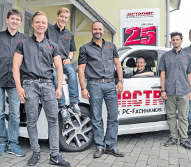 Sieben der aktuell neun Jactronic-Mitarbeiter vor dem Sitz in Schöftland: (von links) Yan Poplavsky, Roy Wallimann, Noah Zimmermann, Gianni De Rose, Daniel Gerber, Sandro Beck und Roger Bolliger. (Bild: wr)