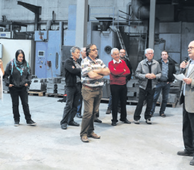 Letzter Abguss in der AMG Gontenschwil: die wenigen verbliebenen und ehemalige Mitarbeiter beim denkwürdigen Vorgang, der von Firmenchef Georg Vaas kommentiert wurde.