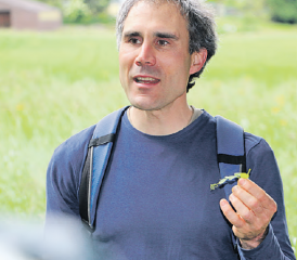 Daniel Knecht mit essbarem "Unkraut" (Bild: Remo Conoci)