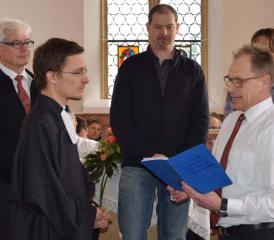 Dani Hunziker (re.) von der Kirchenpflege hiess den neuen Pfarrer herzlich willkommen
