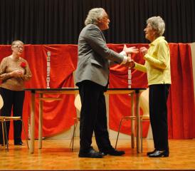 "Wo ist Gunnibert?" - dass sie störend wirkt, merkt die liebe Nachbarin nicht…