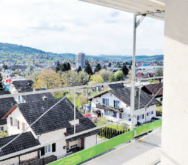 Falkenstein Menziken im Blickkontakt zum Jura: Auch talabwärts eröffnet sich von den Balkonen des Erweiterungsbaus aus eine fantastische Aussicht. (Bild: msu.)