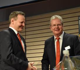 VR-Präsident Hans Ulrich Ziswiler (li.) gratuliert Andi Bieri zum 30-Jahr-Dienstjubiläum