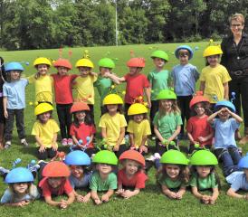 Farbenprächtige Kostüme der Kindergärtler: Auch diese Kinder waren mit der Zeitmaschine unterwegs.