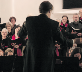 Der reformierte Kirchenchor Effretikon und die Streicher der Camerata aargauSüd: Ergänzt mit verschiedenen Bläsern, demonstrierten sie unter der Leitung von David Reitz eine harmonische Einheit. (Bild: rc.)