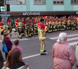 Informationen aus erster Hand: Der Kommandant spricht vor versammelter Mannschaft zur Bevölkerung. (zVg.)