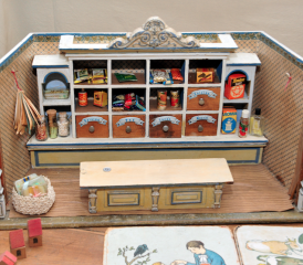 Der Krämerladen von Tante Emma: «Raisins», «Cacao», «Thé», «Muscat» und Rössli-Stumpen (Bild: Martin Suter)