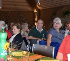 Aufmerksame Zuhörer bei den verschiedenen Informationen