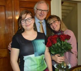 Zu Hause angekommen: Die neue Rueder Pfarrerfamilie mit Töchterchen Bérénice, Gerhard Bütschi und Nadine Hassler Bütschi