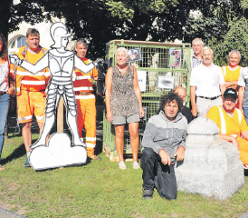 Organisieren am Samstag, 9. September in Menziken eine Putzaktion im Rahmen des nationalen Clean-Up-Day: Das Bauamt, die IG Bauern Menziken und der Natur- und Vogelschutzverein und der Ritter Menzo, welcher den «Güsel-Barometer» bewacht. (Bild: mars.)
