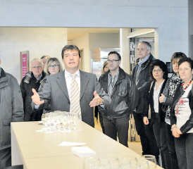 Besichtigung der neuen Mensa im Erweiterungstrakt b der Kantonsschule Beromünster: Rektor Jörg Baumann erklärte der Gästeschar die vielen Vorzüge der neuen, modern und grosszügig eingerichteten Mensa. (Bild: hg.)