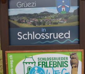 Eine originelle Tafel heisst die Besucher von Schlossrued herzlich willkommen