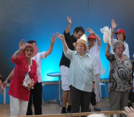 Die Kreuzschifffahrer stechen winkend in See