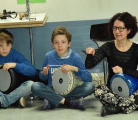 Franziska Heusser zeigt den Kindern, wie vielseitig die Trommel sein kann.