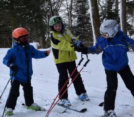 Spiel und Spass im Schnee – die Kälte macht ihnen nichts aus