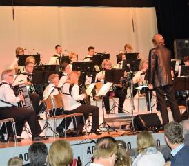 Das Akkordeon-Orchester Oberentfelden-Schöftland in Aktion, unter der Leitung von Jörg Gurtner