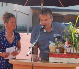 Gemeinderat Stefan Morgenthaler durfte Regierungsrätin Susanne Hochuli beschenken