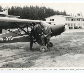 Flugpioniere mit einer Piper PA 18/125 Anfang der 1960er- Jahre. Im Hintergrund ist das altenFlugplatz-Gebäude zu erkennen. (zVg.)