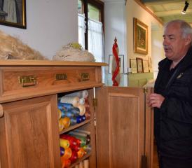 Voller Stolz präsentiert der Kurator Roland Frei die neuesten Errungenschaften in der Ausstellung