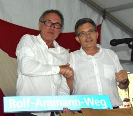 Rolf Ammann Weg: Rolf Ammann (li.) nimmt von Markus Werder das Strassenschild entgegen