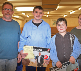 Der Kulmer Schwingklubpräsident André Bergmann freute sich mit den Kategoriensiegern Marc Geissberger und Lukas Döbeli sowie Jungschwingerleiterin Sonja Riesen (von links nach rechts) über den gelungenen 35. Kulmer Becherschwinget. (Bilder: Walter Rytz)