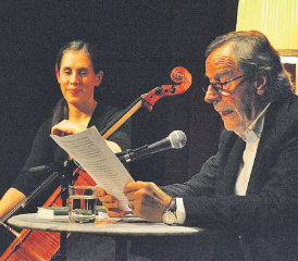 Alexandra Schweighofer und Klaus Merz im TaB: Das Spiel der jungen Cellistin und die lyrischen Texte des Altmeisters ergänzten sich in perfekter Weise. (Bilder: EP.)