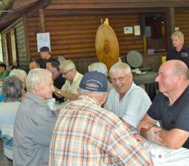 Suppe mit Spatz bei der Waldhütte im Schiltwald hat Tradition - ebenso das Glücksrad. Lebkuchen werden damit gewonnen