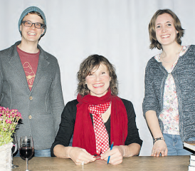 Autorin Daniela Schwegler (Mitte) mit Anina und Dominik Dössegger (zVg.)