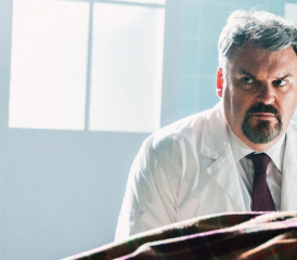 Unfall oder Mord? Luc Conrad (Mike Müller) geht einem heissen Fall im Brügglifeld nach. (Bild: SRF/Sava Hlavacek)