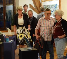 Gosses Interesse an den Glaskunstwerken. Links die Künstlerin Noes Kempen