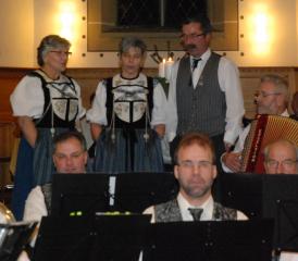 Soldojodlerinnen vom Heitere und Brassband im Vordergrund