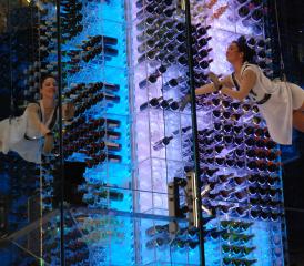 Zu den Klängen eines Wiener-Walzers schweben diese beiden Grazien im Weinturm auf und ab