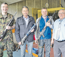 v.l.: Divisionär Hans-Peter Walser, Ständerat Philipp Müller Nationalrat Bernhard Guhl und Werner Stauffer. (Bild: wr.)