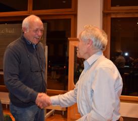 Der Präsident, Niklaus Huber (li.) gratuliert Edi Jakob zur verdienten Ernennung zum Ehrenmitglied