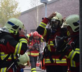 Der Atemschutz macht sich zum Einsatz bereit