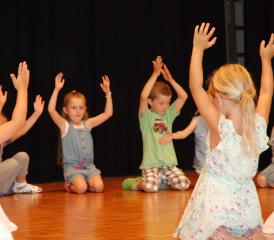 Flotte Darbietungen und Tänze wurden eingeübt