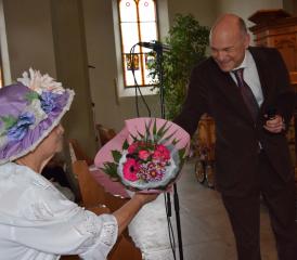 Blumen für die Mitinitiantin Heidi Steiger aus den Händen von Pfarrer Peter Hediger