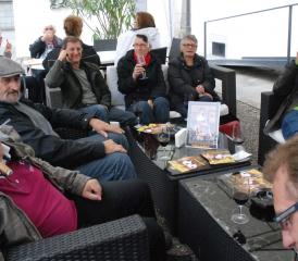 Chillen bei einem Glas feinem Wein und einer Zigarre