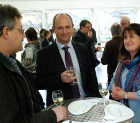 Anstossen auf ein gutes Neues Jahr: Beat Bertschi, Gemeindeammann Markus Gabriel und Gemeinderätin Kirstin Hauri