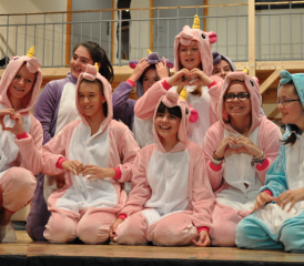 «Whats e Familie»: Die Turnfamilie des Satus Gränichen lud zu einer unterhaltsamen, abwechslungsreichen Turnshow ein. (Bilder: hg.)