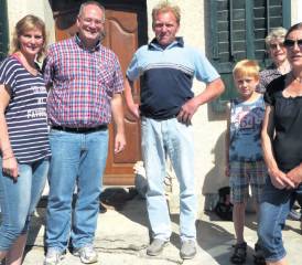 Yvonne Roos und Douglas Hoover freuten sich über das Alphornständchen, das von Irene und Hansruedi Kaspar vorgetragen wurde. (Bilder: zVg.)