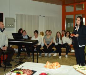 Frau Gemeindeammann Marliese Loosli machte die Flüchtlingsproblematik zum Thema, im Hintergrund der Chor mit Stefan Weber