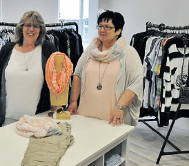Wyna Wyna Mode in Reinach: Therese Dössegger (rechts) und Anita Hintermann Bild: (hg.)