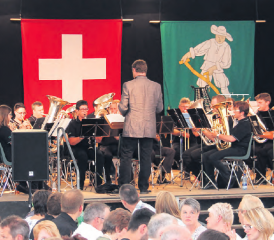 Ein kleiner Verein im grossen, vollen Saal: Mit richtig fetziger Musik riss die Musikgesellschaft Gontenschwil das Publikum in Madiswil dann aber doch noch mit und löste helle Begeisterung aus. (Bild: zVg.)