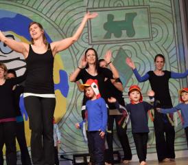 Viele bunte kleine Cocos im Muki-Turnen