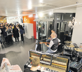 Grossandrang bei Mode Manger zum 30-Jahr-Jubiläum (Bild: rc.)